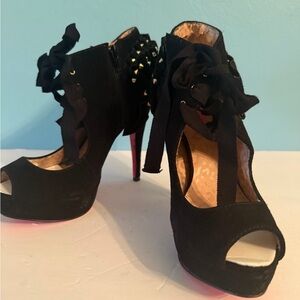 Chic Black Peep-Toe Heels with Bow Detail Betsy Johnson